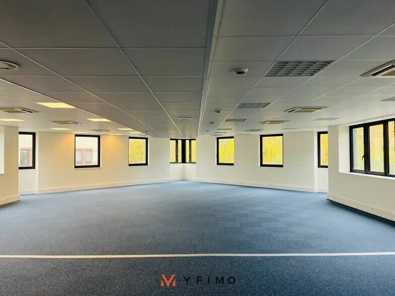 Bureau dans Montigny-le-Bretonneux à louer - Photo de l’immeuble – Image 2 sur 4