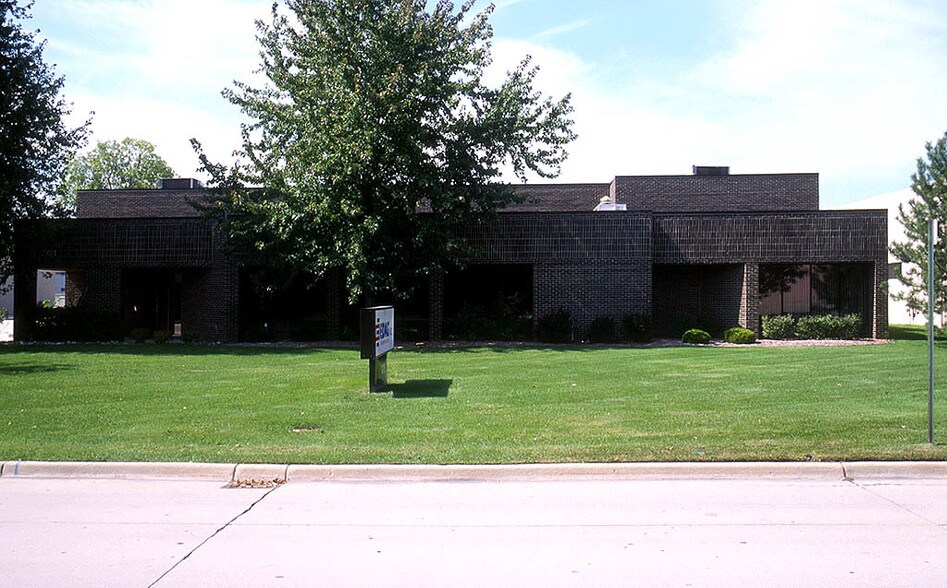 31701 Research Park Dr, Madison Heights, MI à louer - Photo de l’immeuble – Image 3 sur 9