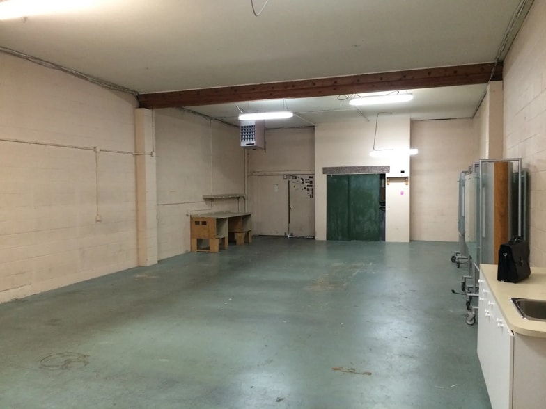 117 6 Th Av W, Vancouver, BC à louer - Hall d’entrée – Image 2 sur 13