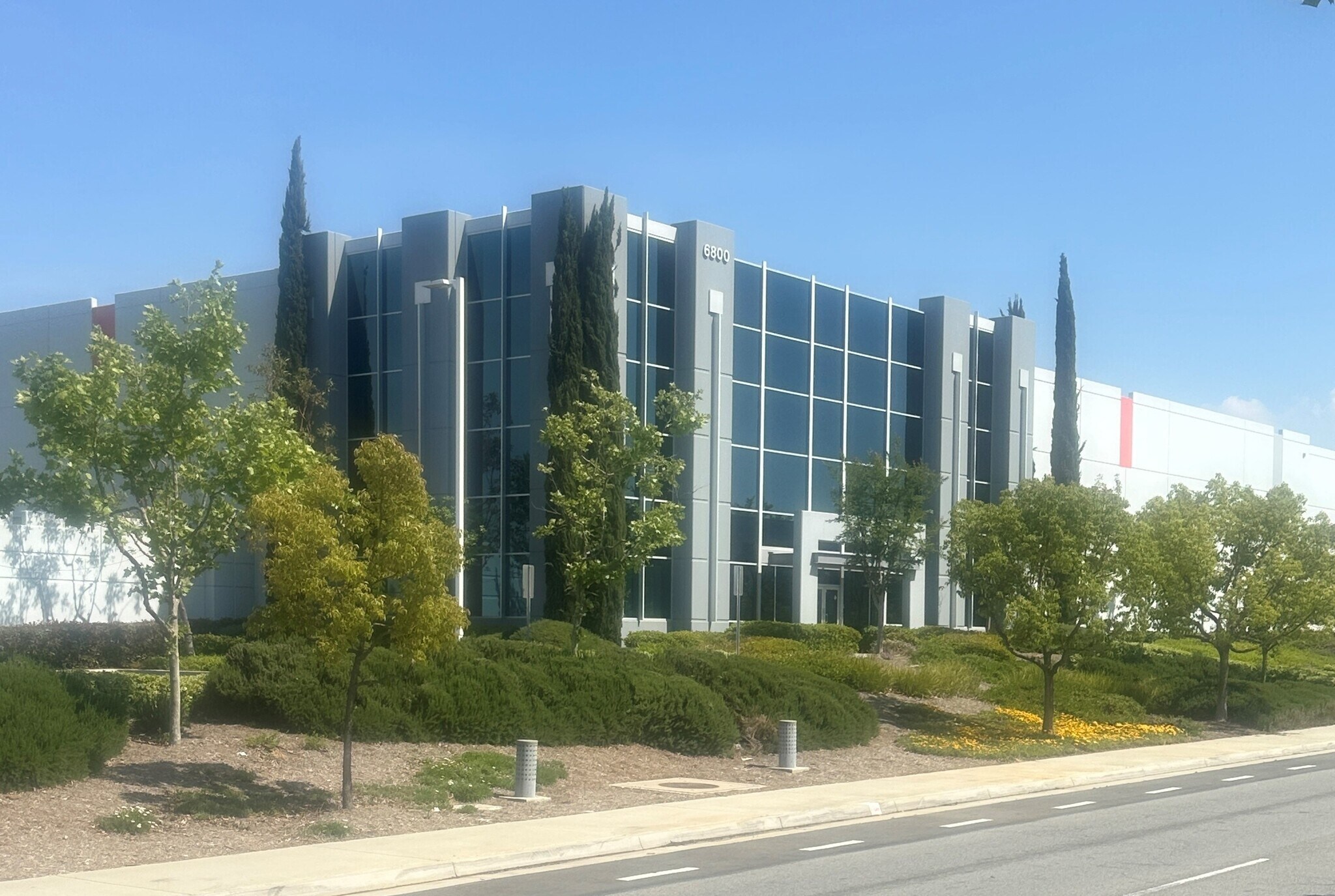 6800 Sycamore Canyon Blvd, Riverside, CA à louer Photo de l’immeuble– Image 1 sur 2