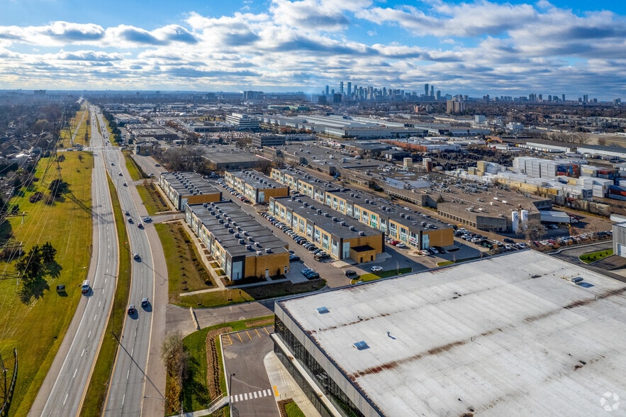 1225 Queensway E, Mississauga, ON à vendre - Aérien – Image 2 sur 4