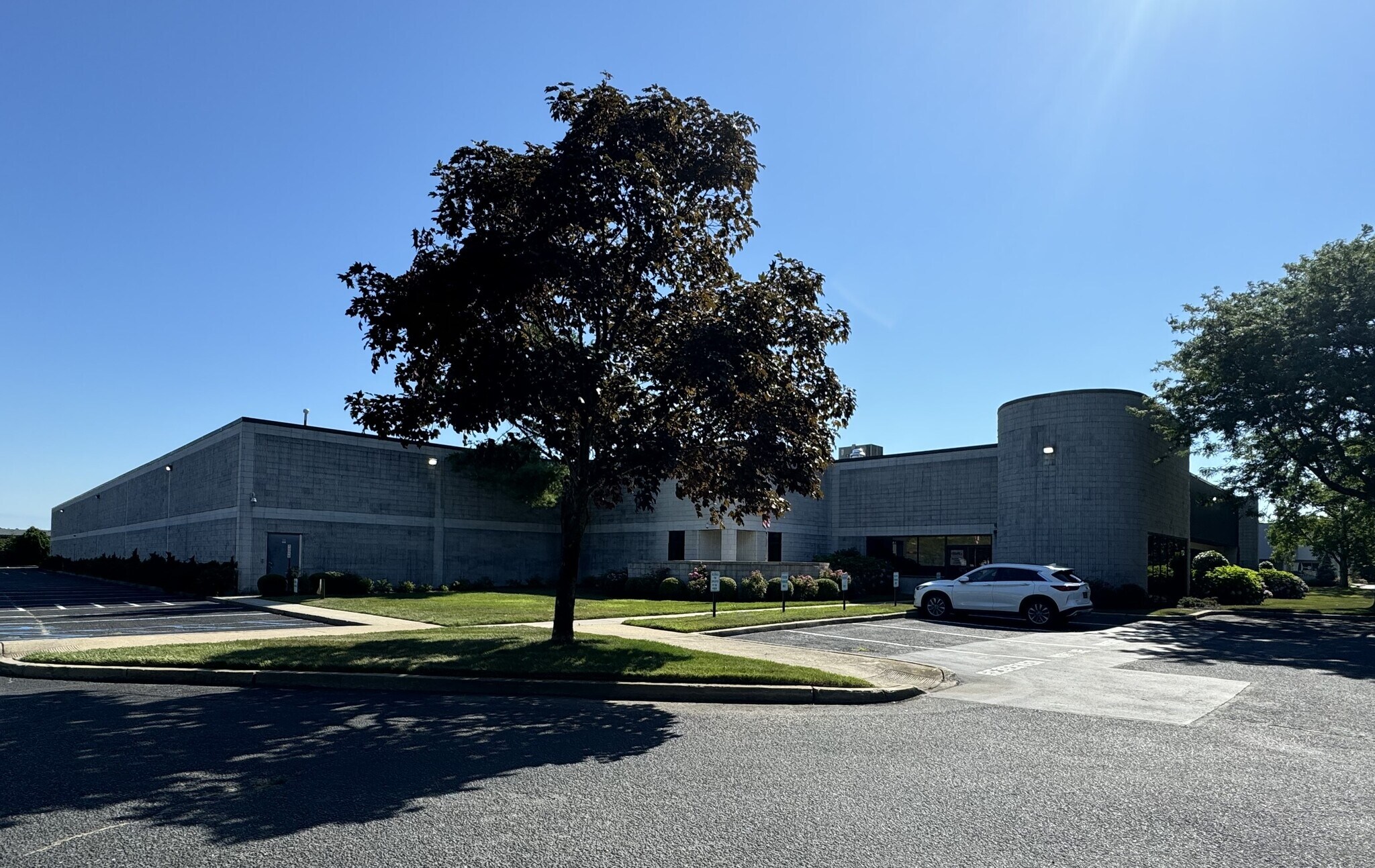 100 Colin Dr, Holbrook, NY à louer Photo principale– Image 1 sur 23