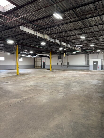 499 Estes Ave, Schaumburg, IL à louer - Photo de l’immeuble – Image 3 sur 5