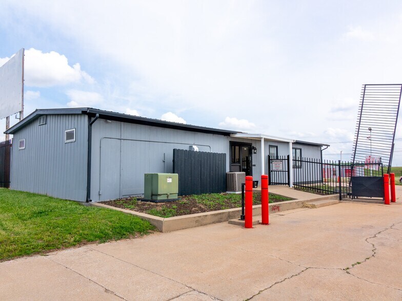 6209 W Kellogg Dr, Wichita, KS à louer - Photo de l’immeuble – Image 3 sur 4