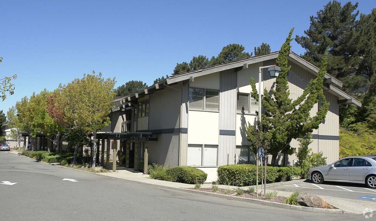 1430 Tara Hills Dr, Pinole, CA 94564 - Lot 105 - - Photo intérieure - Image 2 of 7