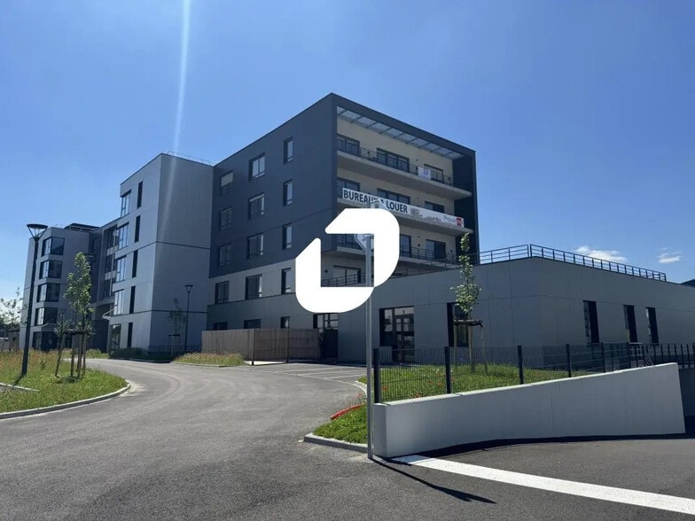 Local commercial dans à louer - Photo de l’immeuble – Image 2 sur 11