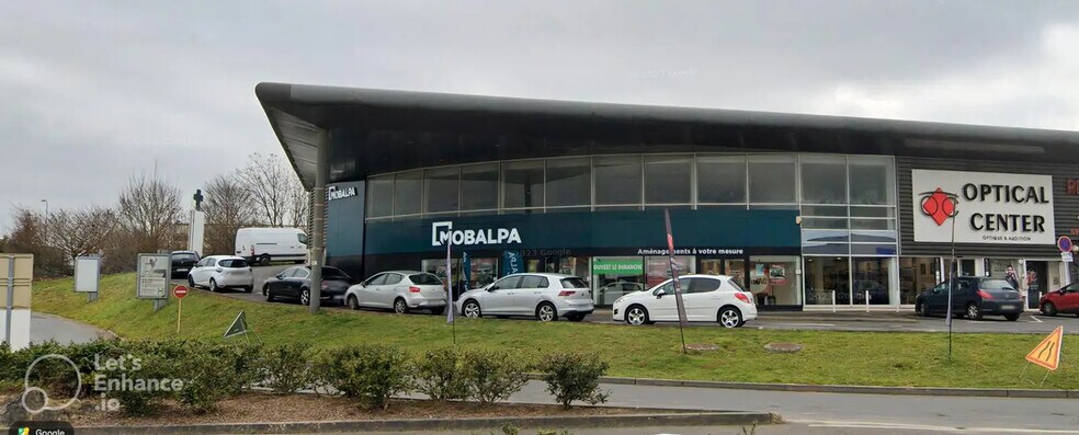 Local commercial dans Osny à louer - Photo de l’immeuble – Image 1 sur 10