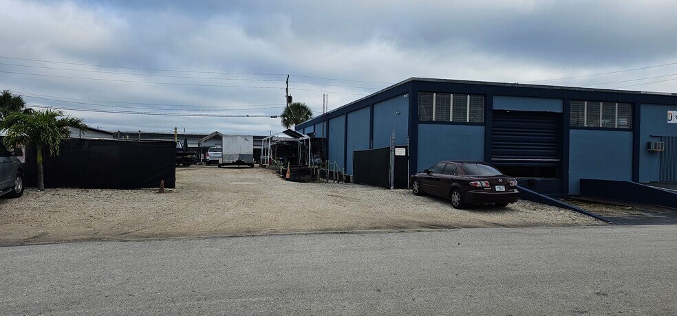 747 Barnett Dr, Lake Worth, FL à vendre - Photo de l’immeuble – Image 2 sur 13
