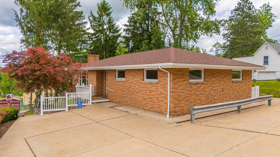 99 N Sugar St, Saint Clairsville, OH à vendre - Photo de l’immeuble – Image 2 sur 9