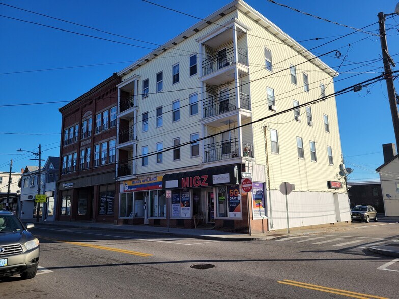 747-751 Broad St, Central Falls, RI à vendre - Photo de l’immeuble – Image 3 sur 44