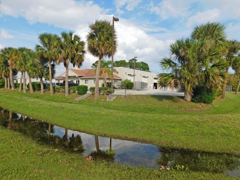 5145 Commercial Dr, Melbourne, FL à louer - Photo de l’immeuble – Image 2 sur 55