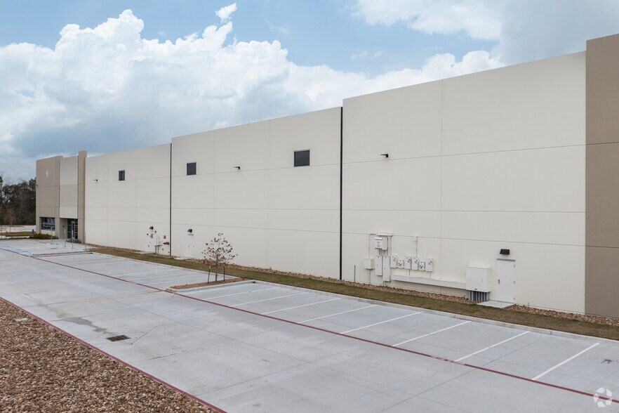 7491 Rankin Rd, Humble, TX à louer - Photo de l’immeuble – Image 3 sur 6