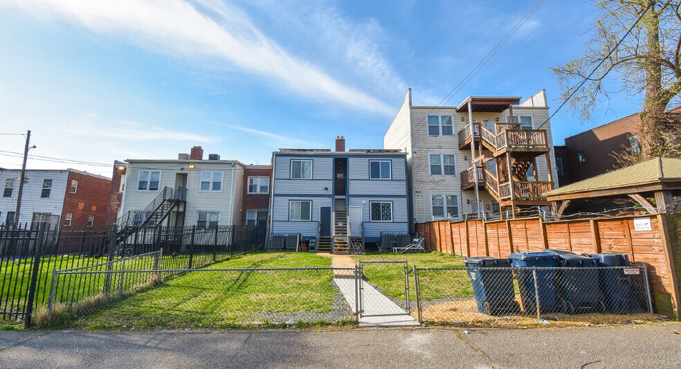 636 Girard St NE, Washington, DC à vendre - Photo de l’immeuble – Image 3 sur 6