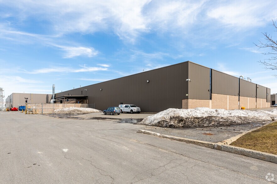 550 Rue McArthur, Saint-Laurent, QC à louer - Photo de l’immeuble – Image 2 sur 3