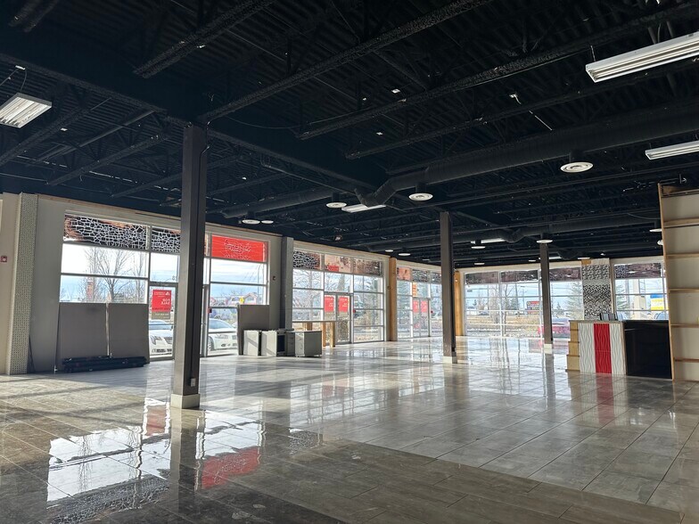 4926 Roper Rd NW, Edmonton, AB à louer - Photo de l’immeuble – Image 3 sur 7