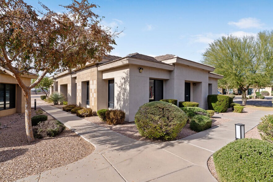 7165 E University Dr, Mesa, AZ à louer - Photo de l’immeuble – Image 3 sur 22