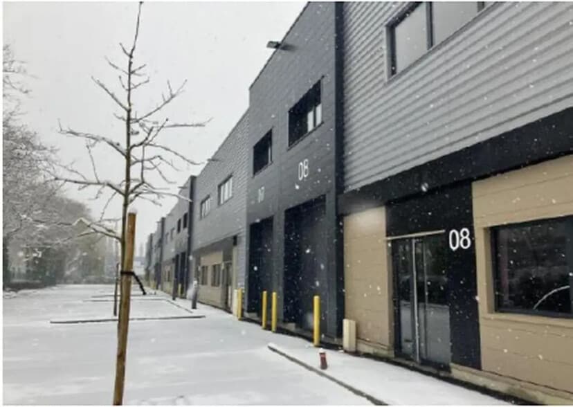 Local d’activités dans Buc à louer - Photo de l’immeuble – Image 3 sur 8