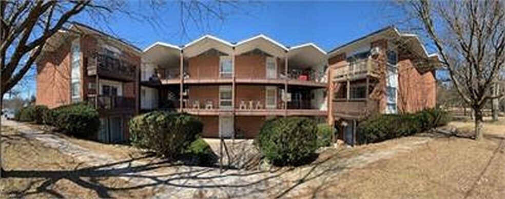 101 Waldorf Pky, Syracuse, NY à vendre - Photo principale – Image 1 sur 21