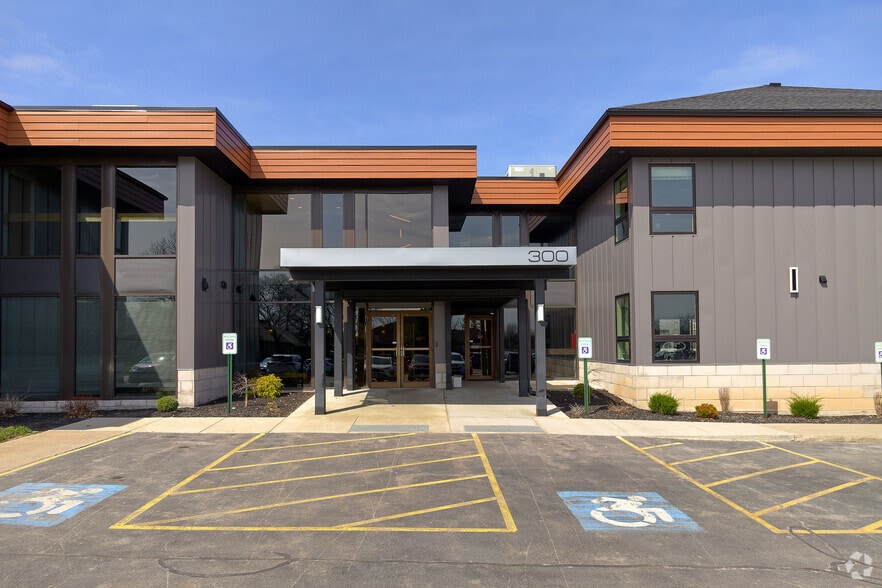 300 White Spruce Blvd, Rochester, NY à vendre - Photo principale – Image 1 sur 13