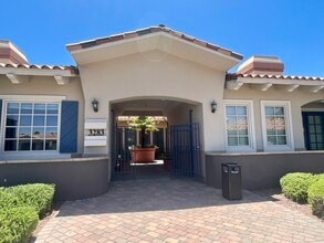 3027 E Warm Springs Rd, Las Vegas, NV à louer Photo de l’immeuble– Image 1 sur 15