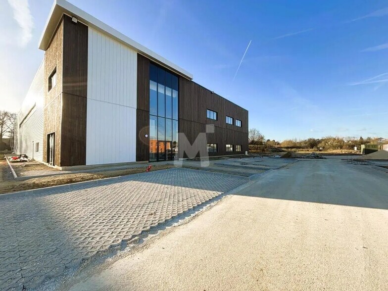 Local d’activités dans Ollainville à louer - Photo de l’immeuble – Image 2 sur 9