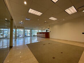 1000-1050 Geneva Rd, Wheaton, IL à louer Photo de l’immeuble– Image 2 sur 7