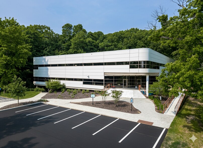 13600 Bishops Ct, Brookfield, WI à louer - Photo de l’immeuble – Image 1 sur 11