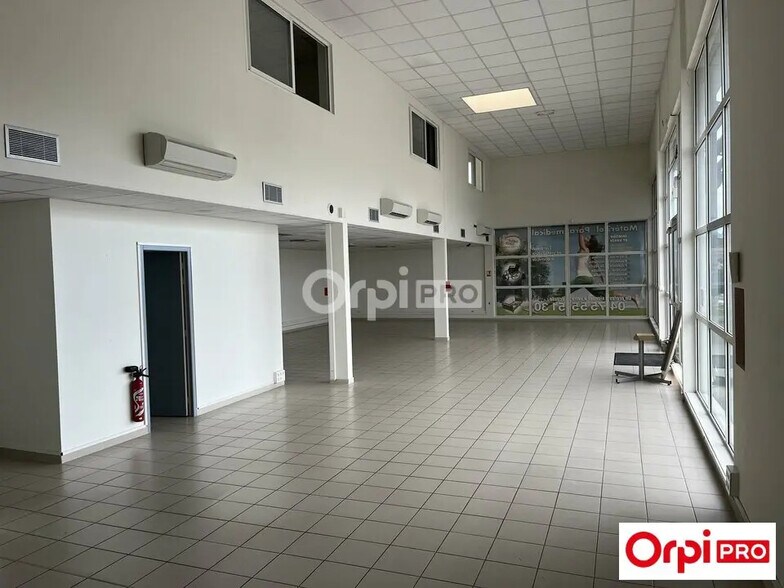 Local commercial dans Loriol-sur-Drôme à louer - Photo de l’immeuble – Image 3 sur 6