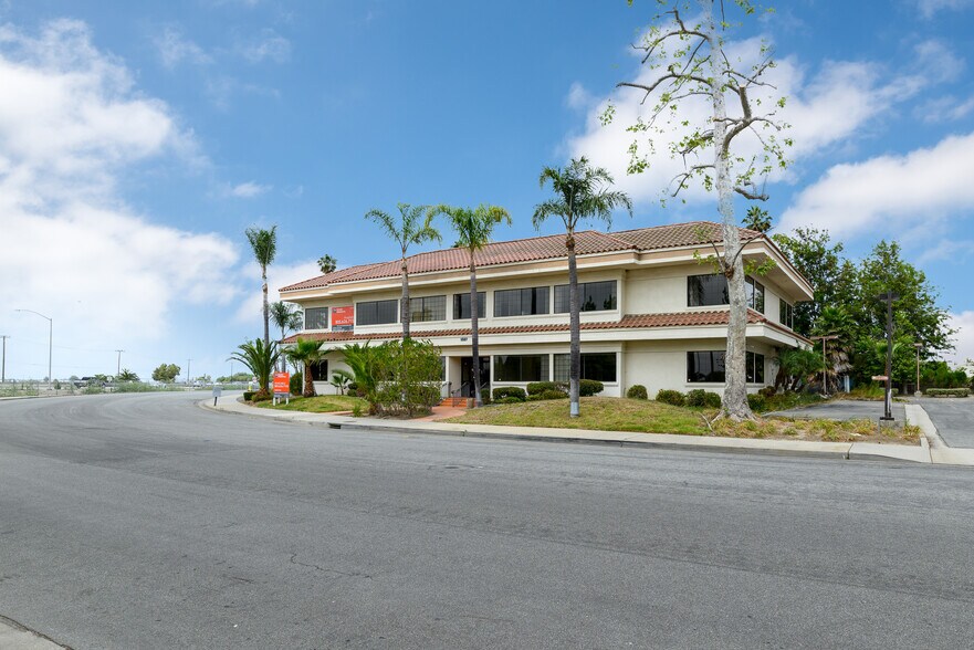 1327 Del Norte Rd, Camarillo, CA à vendre - Photo de l’immeuble – Image 1 sur 12