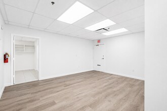 5040 NW 7th St, Miami, FL à louer Photo intérieure– Image 2 sur 12