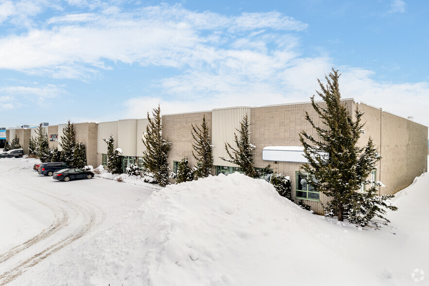 894-930 Rue Bergar, Laval, QC à louer - Photo principale – Image 1 sur 5