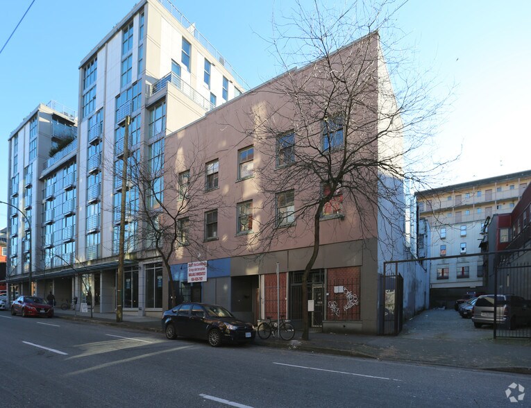 134-136 Powell St, Vancouver, BC à louer - Photo de l’immeuble – Image 2 sur 11