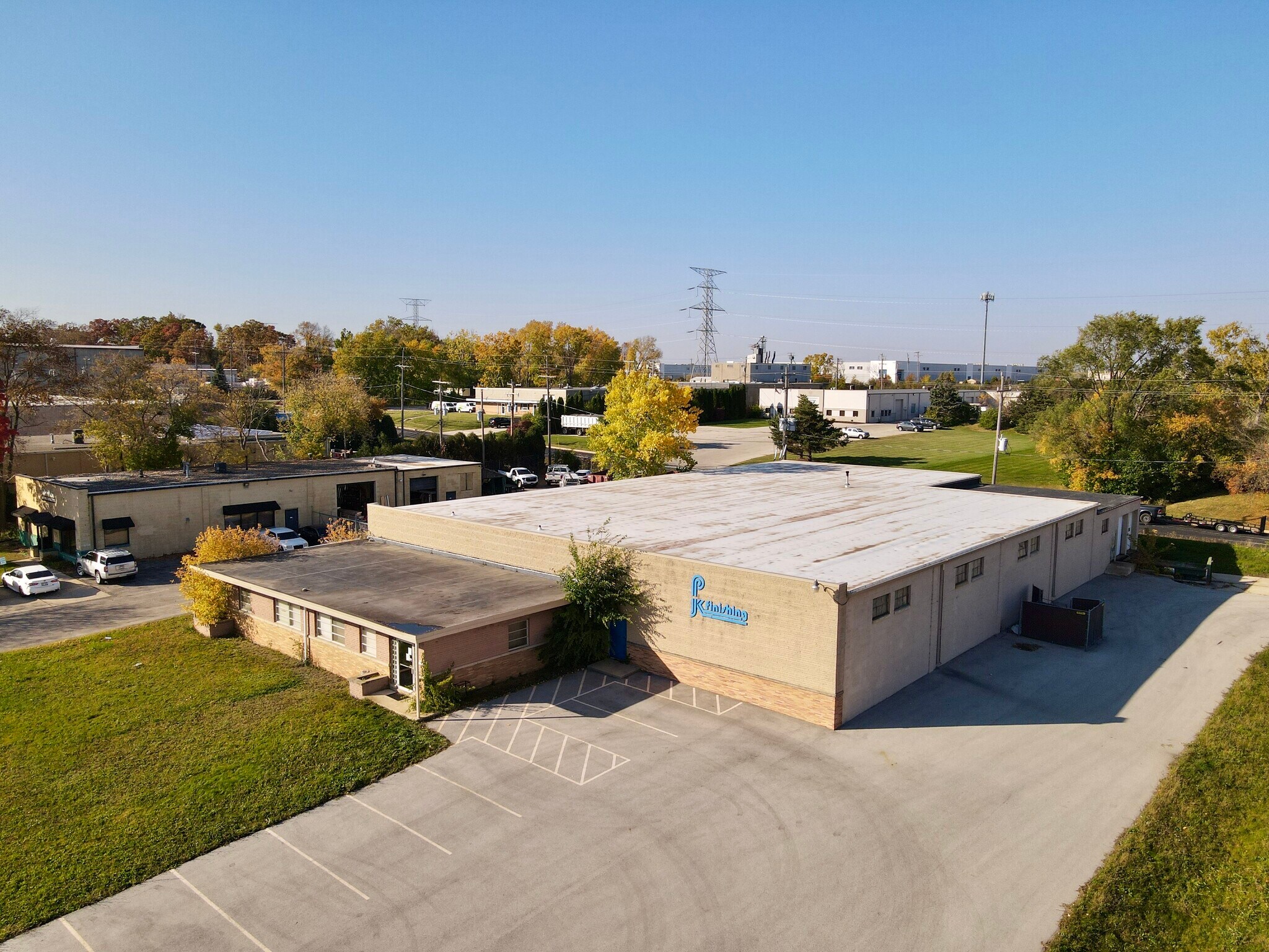 N57 W13520 Reichert Ave, Menomonee Falls, WI à vendre Photo de l’immeuble– Image 1 sur 11