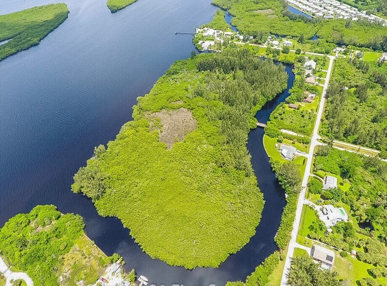 418 Peace Island Dr, Punta Gorda, FL à vendre - Photo principale – Image 1 sur 5
