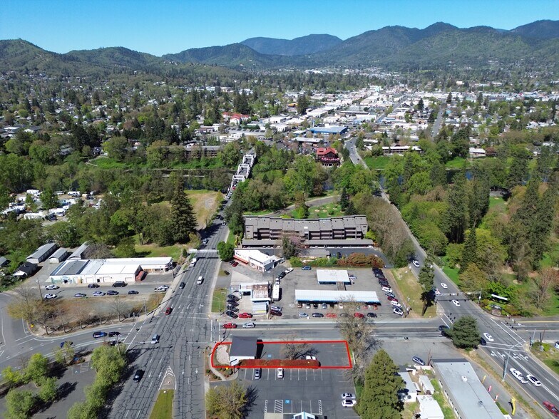 101 E Park St, Grants Pass, OR à vendre - Photo de l’immeuble – Image 3 sur 11