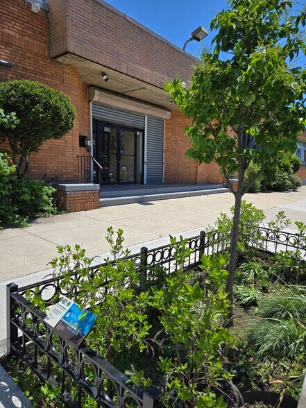 5700 Avenue D, Brooklyn, NY à louer - Photo de l’immeuble – Image 1 sur 9