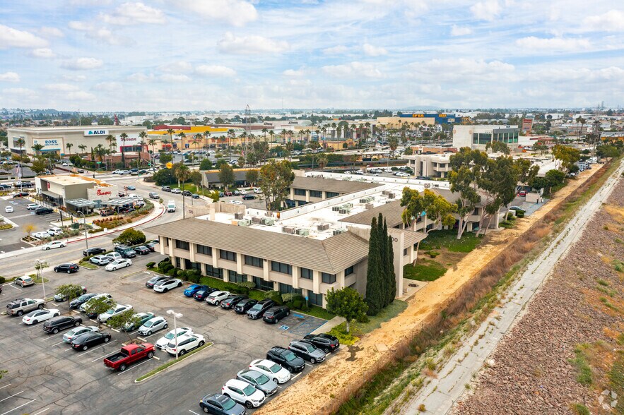500 E Carson Plaza Dr, Carson, CA à louer - Photo de l’immeuble – Image 3 sur 7