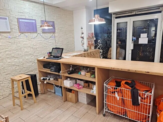 Plus de détails pour Local commercial à louer