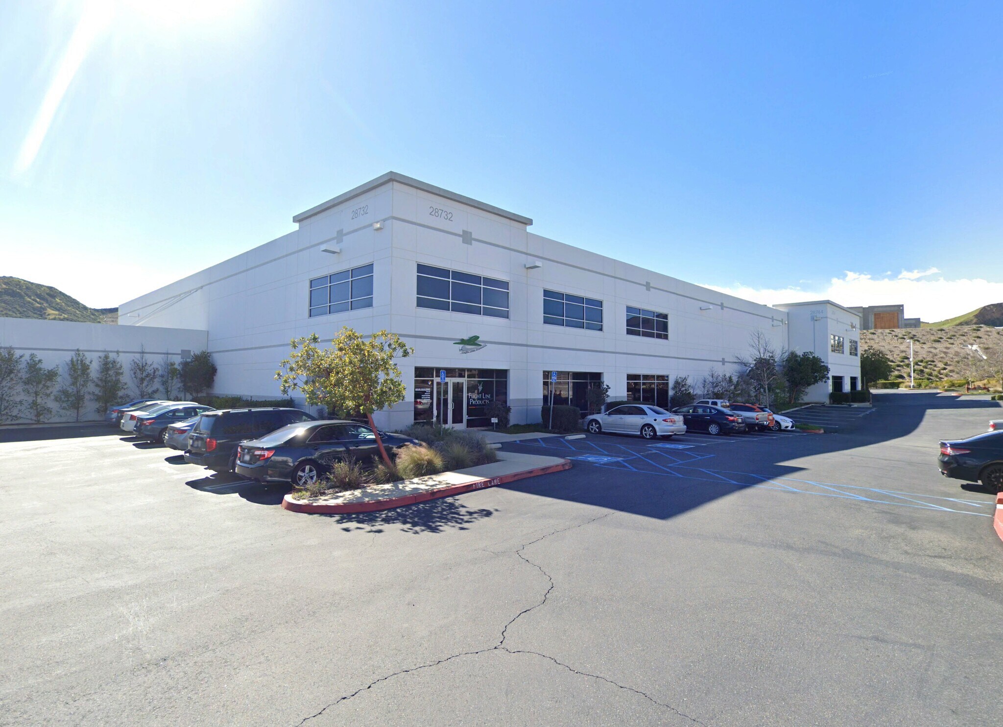 28732 Witherspoon Pky, Valencia, CA à louer Photo de l’immeuble– Image 1 sur 4