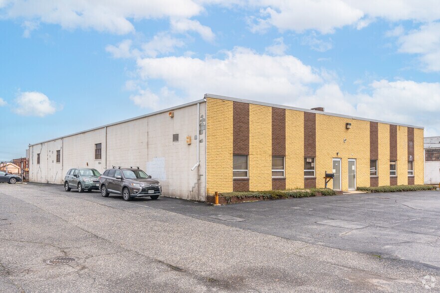 195 S Fehr Way, Bay Shore, NY à vendre - Photo principale – Image 1 sur 6