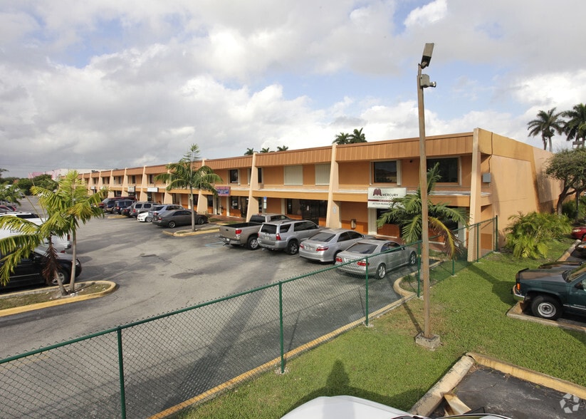 2075-2129 W 76th St, Hialeah, FL à louer - Photo principale – Image 1 sur 37