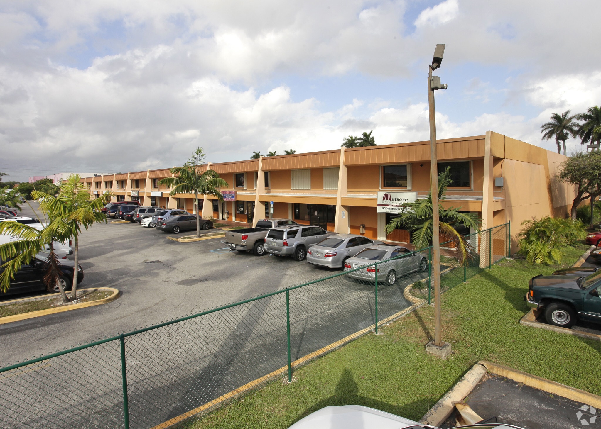 2075-2129 W 76th St, Hialeah, FL à louer Photo principale– Image 1 sur 38