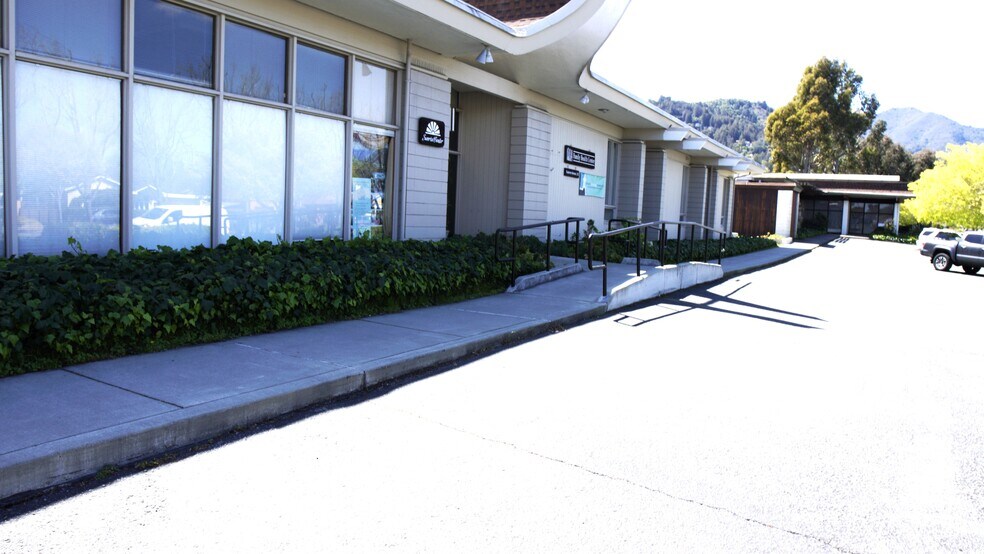 645 Tamalpais Dr, Corte Madera, CA à louer - Photo de l’immeuble – Image 3 sur 6