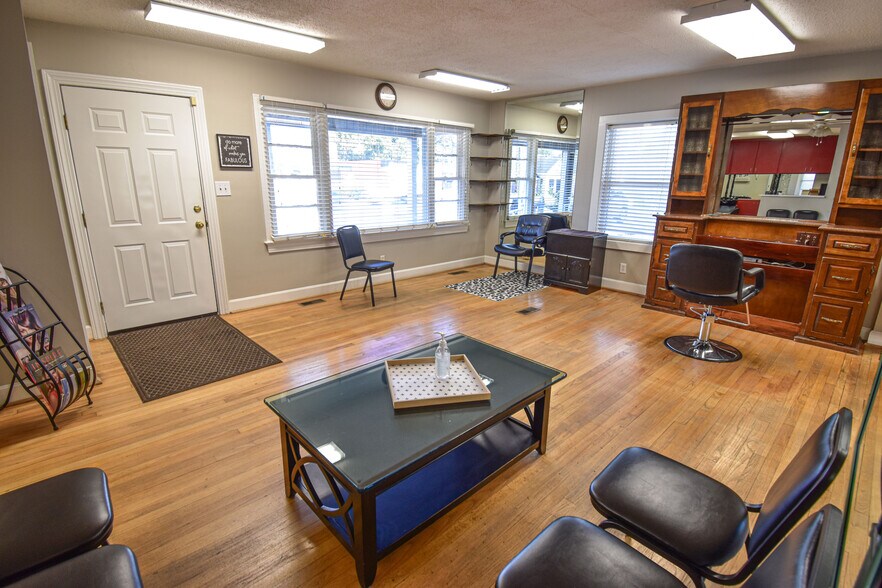 2105 Lurleen B Wallace Blvd, Northport, AL à vendre - Photo intérieure – Image 2 sur 5