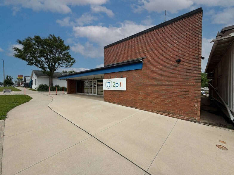 3223 1st Ave SE, Cedar Rapids, IA à vendre - Photo de l’immeuble – Image 3 sur 18