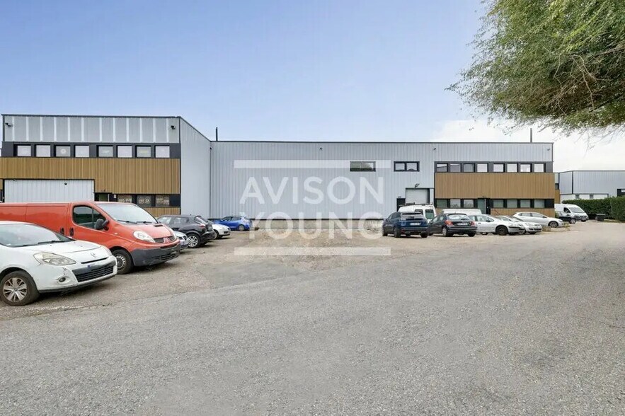 Local d’activités dans Villeneuve-la-Garenne à louer - Photo de l’immeuble – Image 2 sur 4