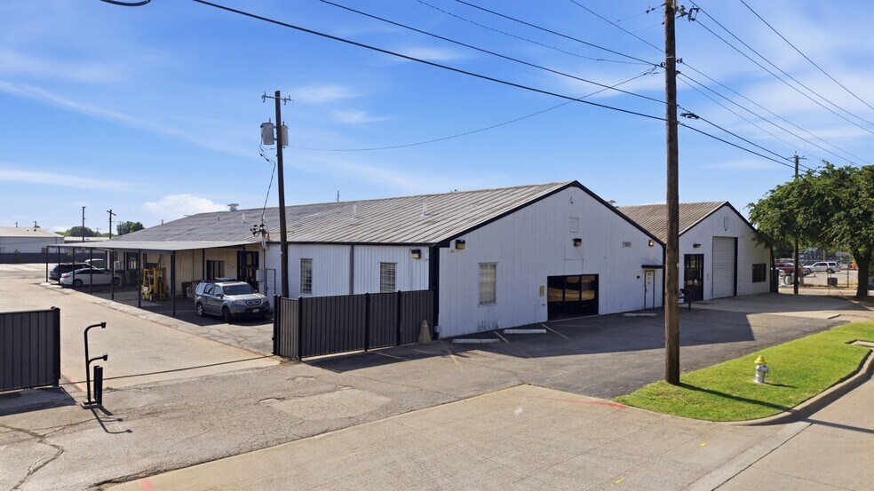 1824 N 1st St, Garland, TX à louer - Photo de l’immeuble – Image 1 sur 22