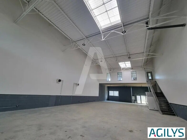 Industriel/Logistique dans Vaux-le-Pénil à louer - Photo de l’immeuble – Image 1 sur 15