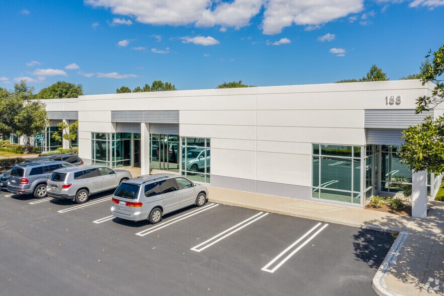 188 Technology Dr, Irvine, CA à louer - Photo de l’immeuble – Image 1 sur 15