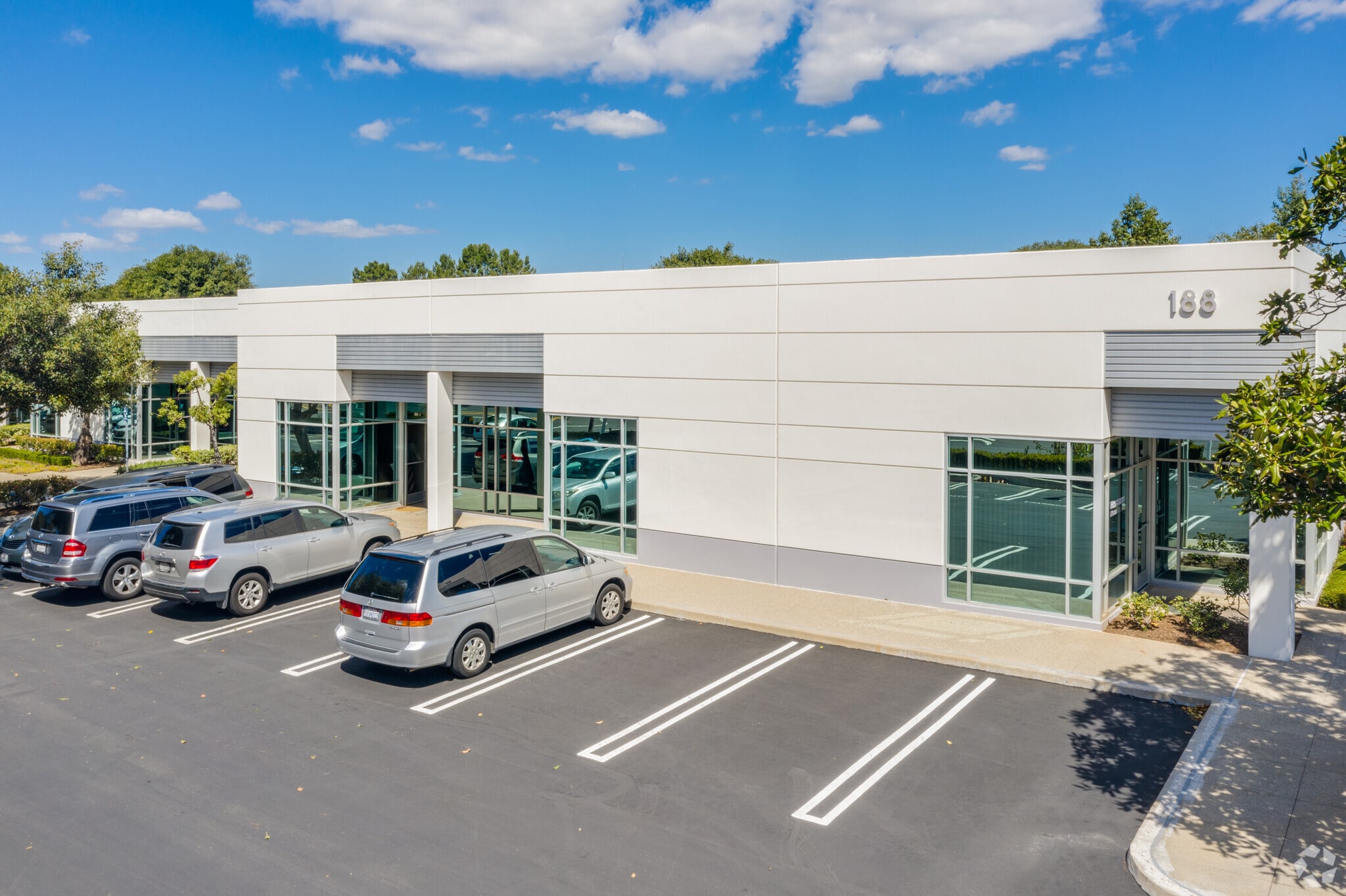 188 Technology Dr, Irvine, CA à louer Photo principale– Image 1 sur 16